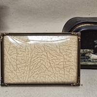 messing-sort-fotoramme-rektangulaer-blomster-dekorerede-hjoerner-buet-glas-billedramme